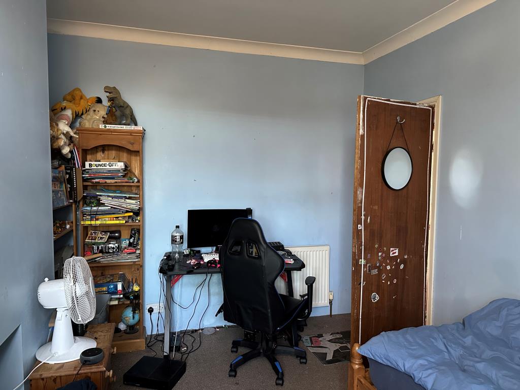 Lot: 146 - THREE-BEDROOM END-TERRACE HOUSE FOR REFURBISHMENT - Third Bedroom
